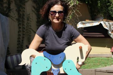 סבתוש יוצאת בדהרה עם מתנה לנכד